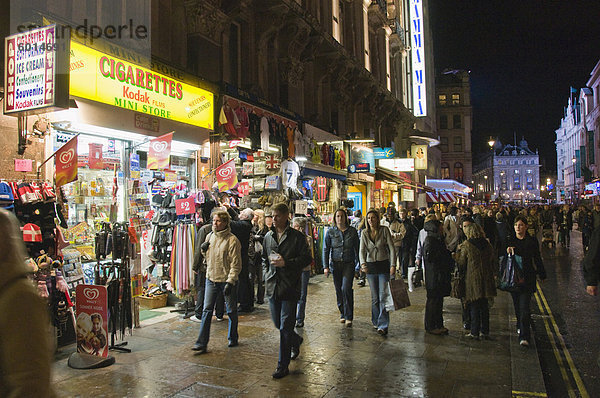 Touristische Geschäfte an der Charing Cross Road bei Nacht  London  England  Vereinigtes Königreich  Europa