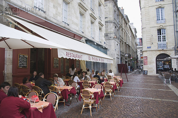 Terrasse Sitzgelegenheiten im Restaurant in Place Saint-Pierre  Bordeaux  Gironde  Frankreich  Europa