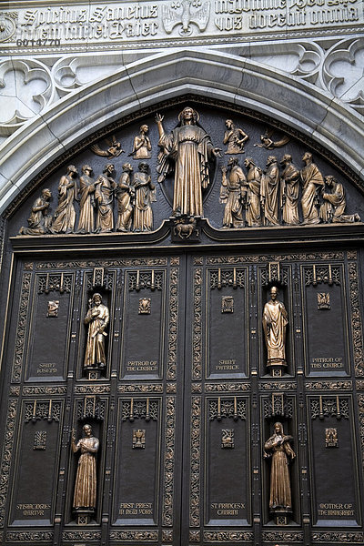 Detail der Tür  St. Patricks Kathedrale  Midtown Manhattan  New York City  New York  Vereinigte Staaten von Amerika  Nordamerika