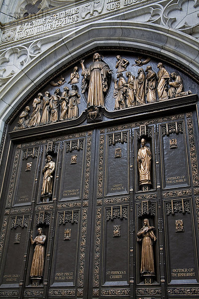 Detail der Tür  St. Patricks Kathedrale  Midtown Manhattan  New York City  New York  Vereinigte Staaten von Amerika  Nordamerika