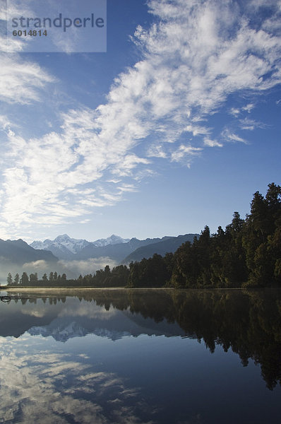 Lake Matheson reflektieren ein nahe perfektes Bild von Mount Tasman und Aoraki (Mount Cook)  3754m  Australasia höchster Berg  südlichen Alpen  Südinsel Neuseeland  Pazifik