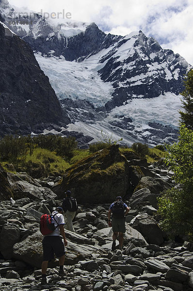 Wanderer nähert sich Rob Roy Gletscher  Mount-Aspiring-Nationalpark  Otago  Südinsel  Neuseeland  Pazifik