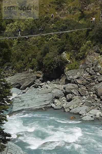 Wanderer  die Überquerung einer Hängebrücke auf Rob Roy Gletscher-Wandern-Track  Mount-Aspiring-Nationalpark  Otago  Südinsel  Neuseeland  Pazifik