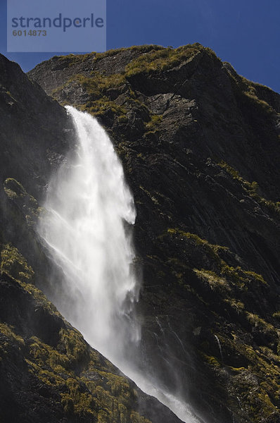 Earland Falls  174 m  auf dem Routeburn Track  geht einer der großen Neuseeland  Fiordland-Nationalpark  Südinsel  Neuseeland  Pazifik