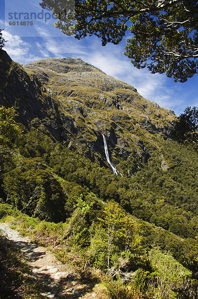 Earland Falls  174 m  auf dem Routeburn Track  geht einer der großen Neuseeland  Fiordland-Nationalpark  Südinsel  Neuseeland  Pazifik