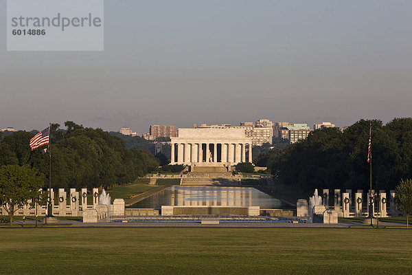 Weltkrieg-Gedenkstätte  Pool und Lincoln Memorial aus Washington Monument  Washington D.C.  Vereinigte Staaten von Amerika  Nordamerika