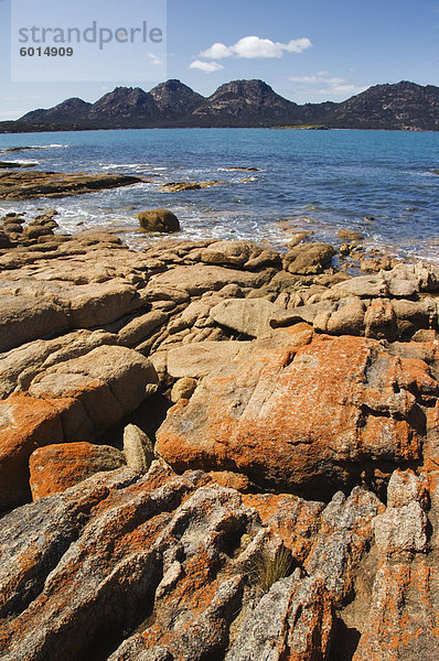 Flechten bedeckt roten Granitfelsen am Gebirge Gefahren  Coles Bay  Freycinet Halbinsel  Freycinet Nationalpark  Tasmanien  Australien  Pazifik