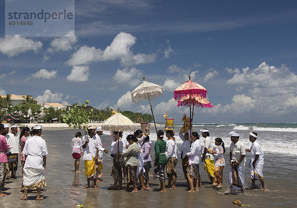 Traditionelle hinduistische Zeremonie  Strand von Kuta  Bali  Indonesien  Südostasien  Asien