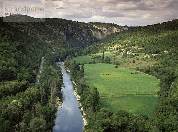 Fluss Aveyron in der Nähe von St. Antonin  Midi-Pyrenees  Frankreich  Europa