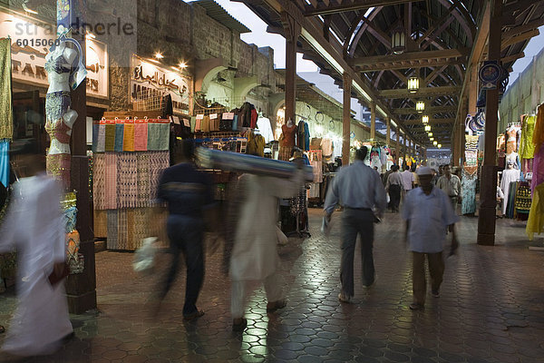 Shopper in Bur Dubai Souk  Dubai  Vereinigte Arabische Emirate  Naher Osten