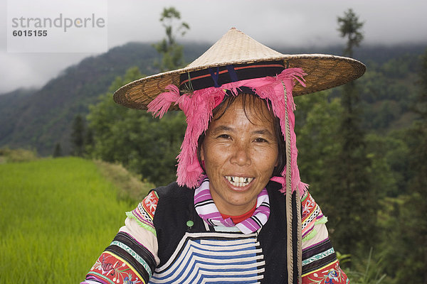 Frau Hanj Minderheit im Reihenhaus Reis Felder  Yuanyang  Yunnan Provinz  China  Asien