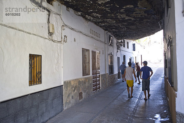 Setenil de Las Bodegas  eines der weißen Dörfer  Malaga Provinz in Andalusien  Spanien  Europa