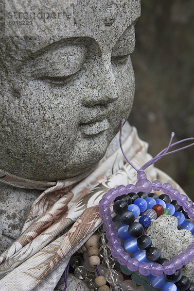 Nahaufnahme einer traditionellen steinerne Figur mit Gebet Armbänder  Daisho In Tempel  Miyajima  Honshu  Japan  Asien