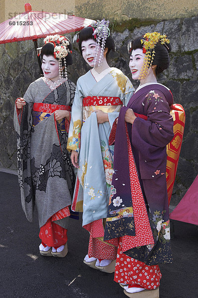 Drei Geishas in traditionellen Kleidern posieren zusammen  Maruyama-Park  Higashiyama-Viertel  Kyoto  Kansai  Honshu  Japan  Asien
