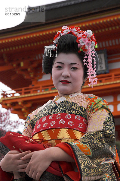 Geisha in traditionellen Kleidern posieren vor großen Torii  dem Kiyomizudera dafür Tempel  Kyoto  Kansai  Honshu  Japan  Asien