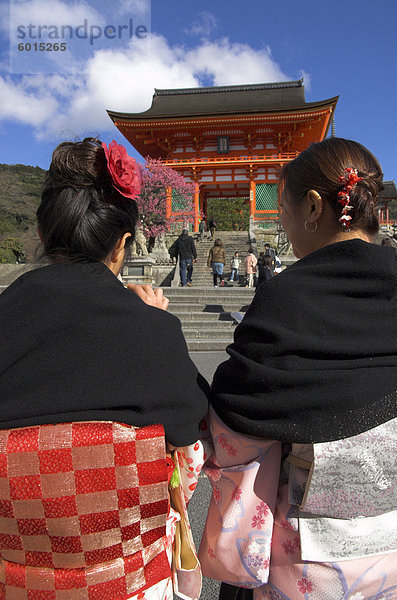 Zwei Frauen in traditionellen Kimonos zu Fuß in Richtung der Haupteingang Torii  dem Kiyomizudera dafür Tempel  UNESCO Weltkulturerbe  Kyoto  Kansai  Honshu  Japan  Asien