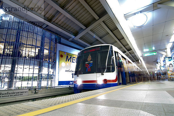 BTS Skytrain am Bahnhof  Bangkok  Thailand  Südostasien  Asien