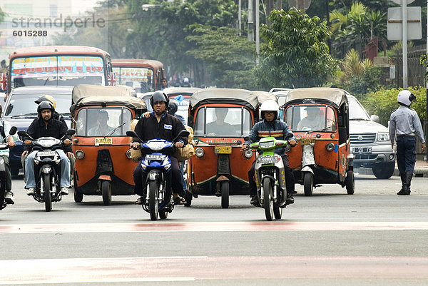 Verkehr einschließlich Tuk-Tuk oder Bajaj  Jakarta  Java  Indonesien  Südostasien  Asien