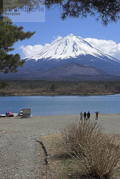 Vier Personen neben See Shoji  mit Fujisan hinter  Shojiko  zentralen Honshu  Japan  Asien