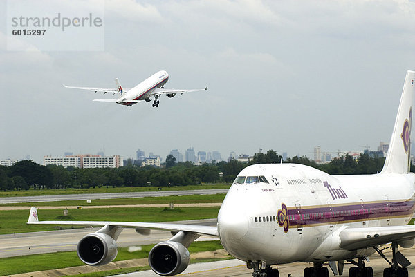 Flugzeuge Rollens  Don Muang Flughafen Bangkok  Thailand  Südostasien  Asien