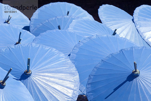 Blaue Schirme Trocknen in der Sonne  Borsang  Chiang Mai  Thailand  Südostasien  Asien