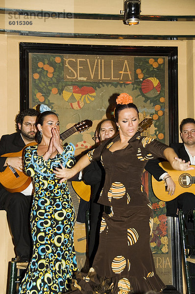 Flamenco-Tänzerinnen im Restaurant El Arenal  El Arenal Viertel  Sevilla  Andalusien  Spanien  Europa