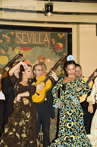 Flamenco-Tänzerinnen im Restaurant El Arenal  El Arenal Viertel  Sevilla  Andalusien  Spanien  Europa