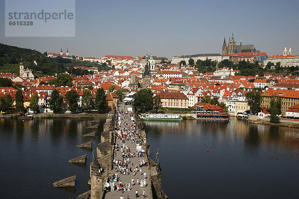 Erhöhten Blick auf die Karlsbrücke  UNESCO-Weltkulturerbe  Prag  Tschechische Republik  Europa