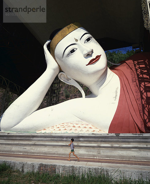 Junge läuft vor liegender Shwe Tha Lyaung Buddha  Mergui (Myeik)  Myanmar (Birma)  Asien