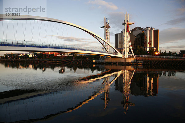 Die Millennium Bridge in Salford Quays  Manchester  England  Vereinigtes Königreich  Europa