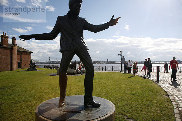 Die Statue von Billy Fury von Albert Dock und der Mersey River  Liverpool  Merseyside  England  Vereinigtes Königreich  Europa