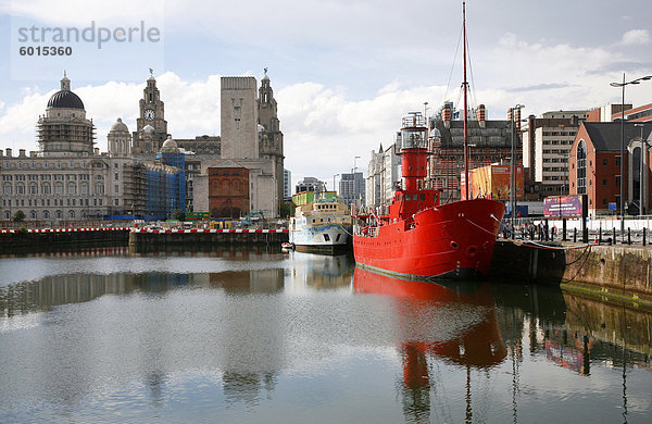 Das rote Feuerschiff am Canning Dock neben Albert Dock mit der Leber  die Gebäude in den Hintergrund  Liverpool  Merseyside  England  Vereinigtes Königreich  Europa