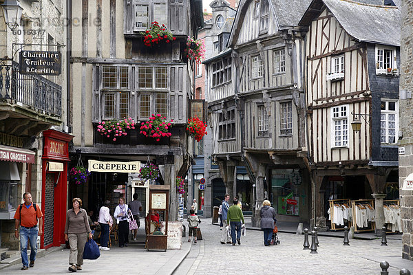 Fachwerkhäusern in der Altstadt von Dinan  Bretagne  Frankreich  Europa