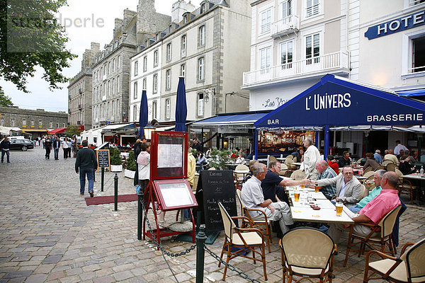 Menschen in der Altstadt von St. Malo  Bretagne  Frankreich  Europa