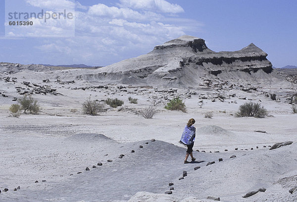 Frau geht zu Cancha de Bochas (Ausdehnung der runden Steine) in Parque Provincial Ischigualasto (Valle De La Luna)  Argentinien  Südamerika