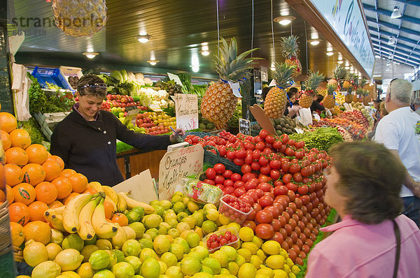 Obst und Gemüse Stand auf dem überdachten Markt  Niort  Deux-Sevres  Poitou-Charentes  Frankreich  Europa