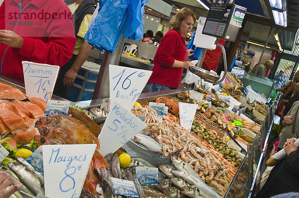 Fisch Stand auf dem überdachten Markt  Niort  Deux-Sevres  Poitou-Charentes  Frankreich  Europa