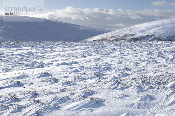 Cairngorm Berge im Winterschnee  in der Nähe von Lecht Ski Area  Tomintoul  Highlands  Schottland  Vereinigtes Königreich  Europa