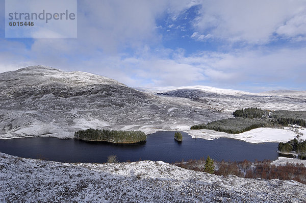 Loch Gynack und Hochland im Winter von Creag Bheag  in der Nähe von Kingussie  Highlands  Schottland  Vereinigtes Königreich  Europa