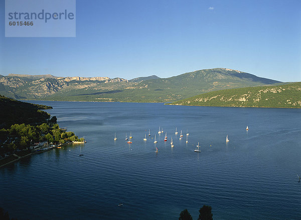 Kleine Boote auf dem Lac de Ste Croix in der Nähe der Gorges du Verdon in den Alpes de Haute Provence  Provence  Frankreich  Europa