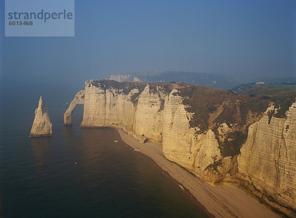 Die Klippen und Felsen-Bogen der d'Aval Falaise bei Etretat in Seine Maritime  Haute-Normandie  Frankreich  Europa