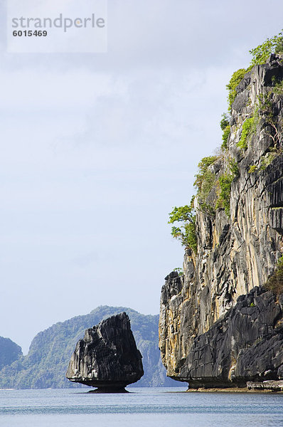 Ungewöhnliche Kalkstein-Formationen in der Nähe von Corong  Bacuit Bay  El Nido Town  Provinz Palawan  Philippinen  Südostasien  Asien