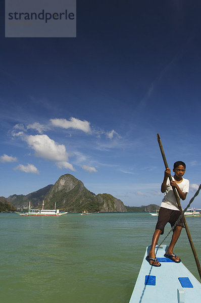 Junge Boot  Bootfahren  Cadlao Island  Bacuit Bay  El Nido Town  Provinz Palawan  Philippinen  Südostasien  Asien