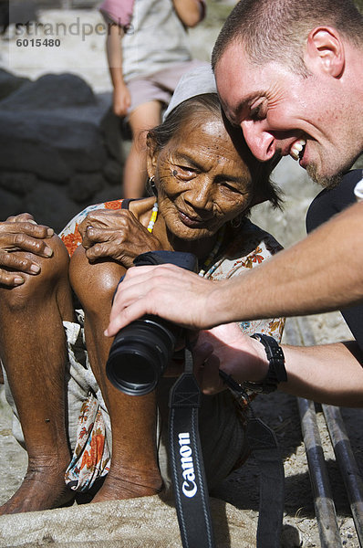 Lokale ältere Igorot Frau und westliche Touristen mit Kamera  Tulgao Village  in der Nähe von Tinglayan Stadt  die Berge der Cordillera  Kalinga Provinz  Luzon  Philippinen  Südostasien  Asien