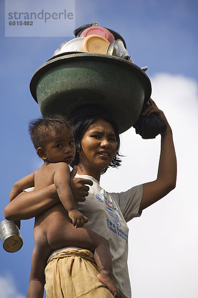 Mutter mit Baby und Gerichte auf Kopf in Dananao Dorf in der Nähe von Tinglayan  die Berge der Cordillera  Kalinga Provinz  Luzon  Philippinen  Südostasien  Asien