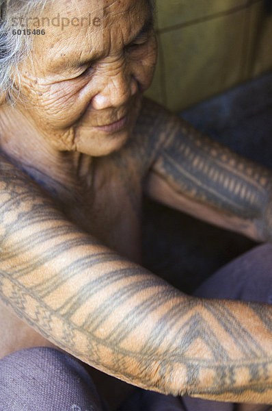 Alte Frau mit traditionellen Tattoo an den Ärmeln in lokalen Heim  Liglig Headhunters Dorf  Tinglayan Stadt  die Berge der Cordillera  Kalinga Provinz  Luzon  Philippinen  Südostasien  Asien