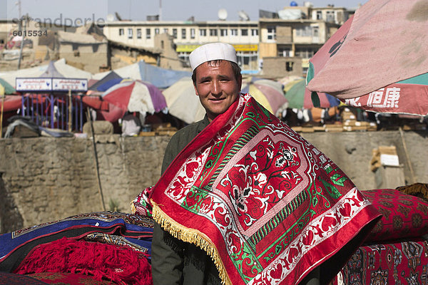 Mann verkaufen Teppiche am Ufer des Kabul Flusses  zentralen Kabul  Afghanistan  Asien