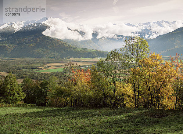 Landschaft in der Nähe von Chambéry  Savoie  Rhone Alpes  französische Alpen  Frankreich  Europa