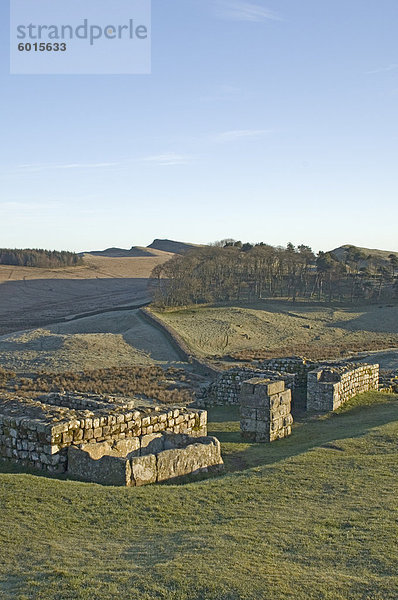 Nord-Tor zum römischen Kastells lag  Stein Wasser Lagertank im Vordergrund  nach Osten Sewingshields Crag  Hadrianswall  UNESCO Weltkulturerbe  Northumbria  England  Vereinigtes Königreich  Europa