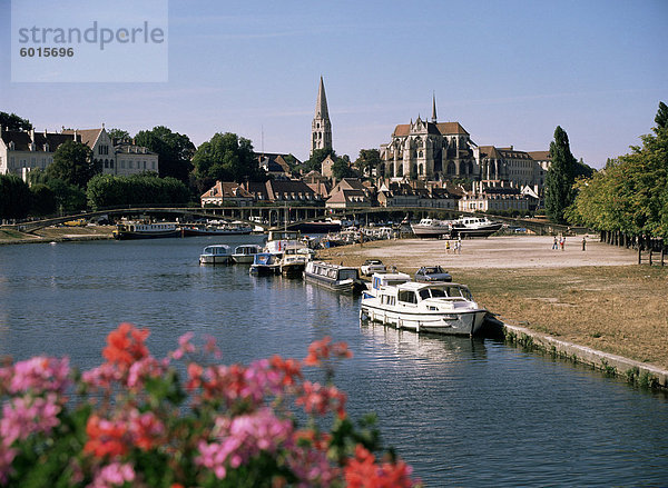 Fluss Yonne  Abtei St. Germain darüber hinaus  Auxerre  Yonne  Burgund  Frankreich  Europa